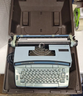 Máquina de escrever Smith Corona Coronet Super 12 com estojo década de 1970 testada funcionando azul - Imagem 1 de 4