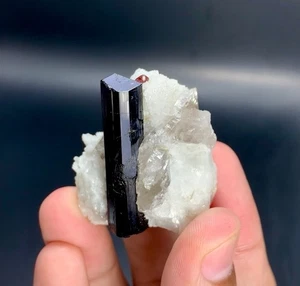 Roter Granat mit schwarzem Turmalin Kristall und Feldspat Exemplar aus Pakistan - Bild 1 von 2