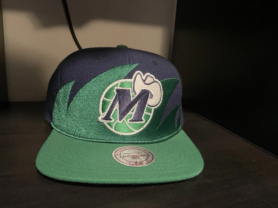 Mitchell & Ness Dallas Mavericks Shark Tooth SnapBack - Изображение 1 из 4