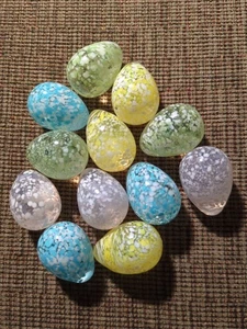 12 huevos de Pascua vintage de vidrio soplado a mano pastel moteado 2" decoración de primavera de Pascua  - Imagen 1 de 16