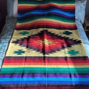 Manta mexicana de colección Serape tejida multicolor a rayas con flecos 80" x 45" azteca - Imagen 1 de 9