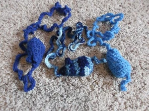 NEU - Menge 3 handgefertigte gehäkelte Katzenspielzeug Mäuse mit Schlüsselbändern - Bild 1 von 3