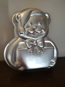 BONITA BANDEJA PARA PASTEL DE NAVIDAD WILTON 2105-4432 OSO DE PELUCHE DE SANTA 1991 VINTAGE - Imagen 1 de 7