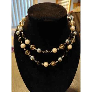 COLLANA PERLINE ACRILICHE DI CHIARO, NERO, ARGENTO E BIANCO - GOCCIA 15"." - Foto 1 di 5