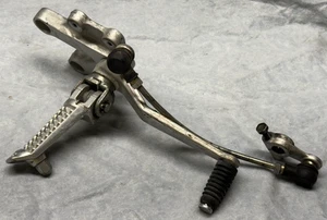 2002 Suzuki GSXR6 Left Front Foot Peg Shifter Pedal Mount GSXR 600 02 - Picture 1 of 5