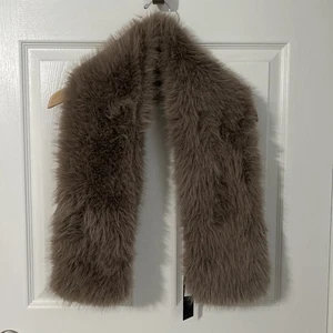 Neu mit Etikett Banana Republic Kunstfellschal hellbraun so weich 49 Zoll lang (S615) - Bild 1 von 4