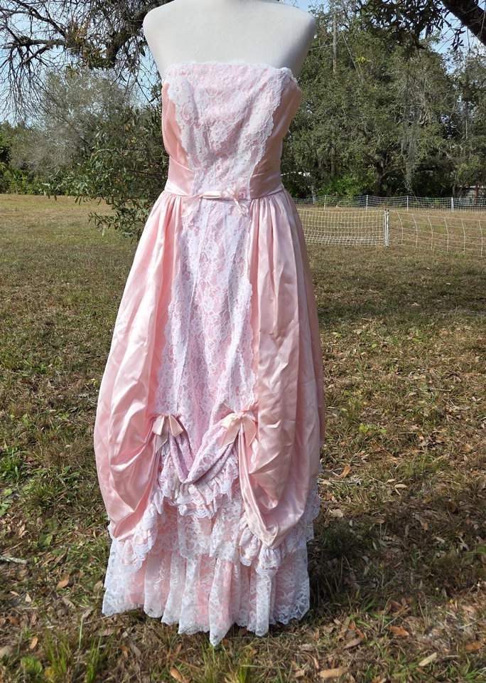 Vestido Victoriano Southern Belle Rosa Satinado Encaje Años 70 LORALIE De Colección 7/8 Funciona Pequeño Foto 1 de 4