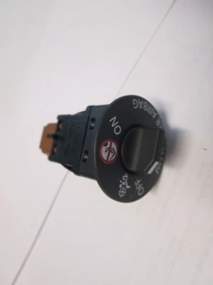 INTERRUPTOR DE ENCENDIDO Y APAGADO AIRBAG PASAJERO DACIA DUSTER COMFORT 681996173R Foto 1 de 2