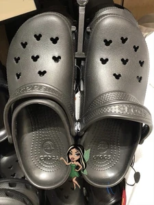 NEU 2025 Disney Mickey Schwarz Crocs Schuhe W6 Neu Mit Etikett 🖤 - Bild 1 von 1