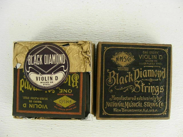 Estas son cajas completas de 12 cuerdas de violín Black Diamond nuevas de stock antiguo en D. Foto 1 de 1