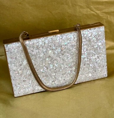 复古 20 世纪 50 年代 Iridescent Confetti Lucite 钱包手拿包 带原装唇膏和梳子 — 第 1/4 张图片