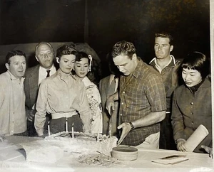 RAR Marlon Brando Überraschung Geburtstagsparty mit Cast und Crew von Sayonara Foto - Bild 1 von 10