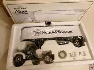 1/34 First Gear 1960 Mack B-61 SMITH & WESSON" Tractor & Trailer Diecast Model - Picture 1 of 6