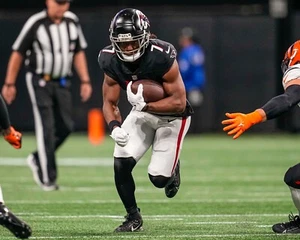 Foto de fútbol americano de Bijan Robinson corriendo en el campo de los Atlanta Falcons 8x10 de la NFL - Imagen 1 de 1