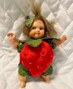 Vintage Mark Roberts "Erdbeer Baby Fee" Ornament 4" bezaubernd - Bild 1 von 3