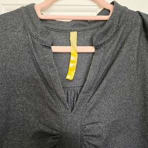 Lole anthrazitgraues Langarm-Sportoberteil mit V-Ausschnitt und Rüschen Damen L - Bild 1 von 10