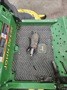 John Deere 400 Rear Hydraulic Lift Cylinder - Picture 1 of 3