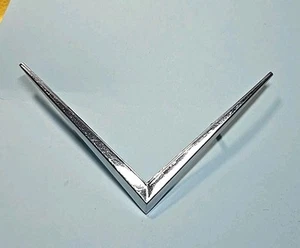 VINTAGE 1965 66 CADILLAC DeVille / Fleetwood V Hood Emblem Oem. GM #1490265 - Foto 1 di 6