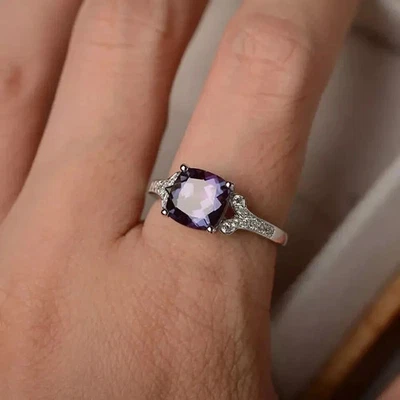 Anillo llamativo alejandrita corte cojín cambio de color de 1,45 quilates oro blanco sólido de 14 k Foto 1 de 4