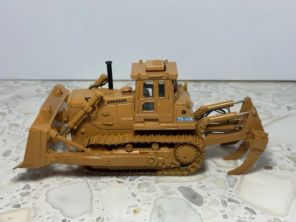 Classic Construction Models CCM Dresser TD-40B 1:48 Die-Cast Dozer – Used - Image 1 of 4