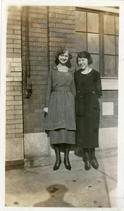 Antikes Schnappschuss Foto zwei glückliche Frauen tragen Kleider Damenmode 19 - Bild 1 von 1