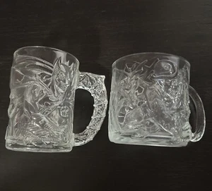 LOTTO 2 TAZZE BATMAN FOREVER 1995 McDONALD'S BATMAN & RIDDLER 3D VETRO GOFFRATO - Foto 1 di 4