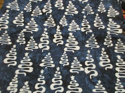 Tela Batik Algodón 1 Cuarto Graso Blanco Árboles de Navidad en Azul Marino Aprox 18" x 21" Foto 1 de 2