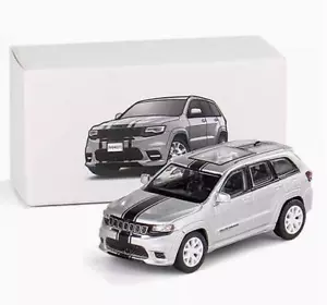 JKM 1:64 Jeep Grand Cherokee Trackhawk modello auto pressofuso metallo nuovo - Foto 1 di 16
