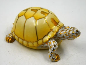 BEAUTIFUL GUILD HEREND PORCELAIN FISH SCALE FISHNET GOLD 158300 TORTOISE 2007 - Picture 1 of 5
