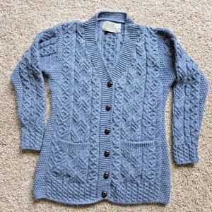 Cárdigan tejido con cable de lana merino azul Aran Crafts Ireland suéter bolsillos con cuello en V  - Imagen 1 de 14