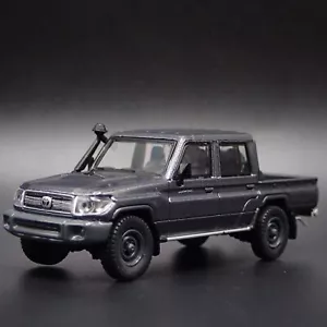 TOYOTA Terra Cruiser 70 Serie Cassonato LC79 Camion 1/64 Scala Modellino Auto - Foto 1 di 7