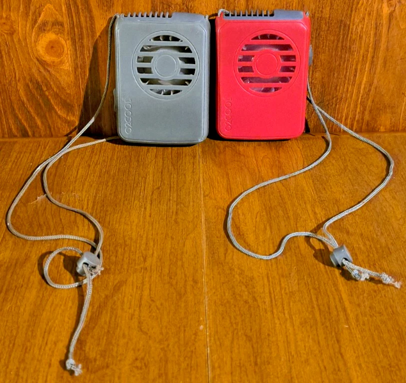 Paquete de 2 ventiladores personales a batería en un collar gris y rojo usados funcionando Foto 1 de 1
