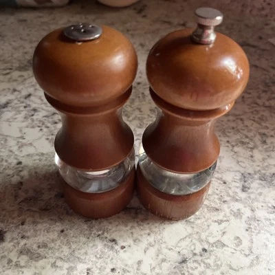 Salero y pimienta vintage antiguo Thompson madera acero al carbono Foto 1 de 4