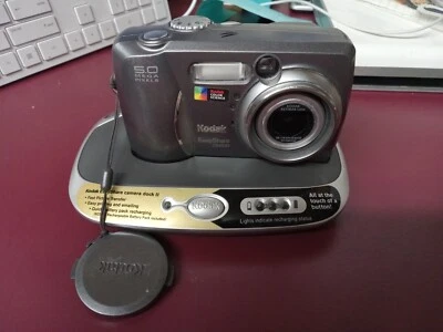 Kodak EasyShare DX4530 digital camera With Dock And Manual - Image 1 of 4