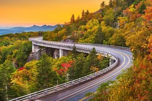 Grandfather Mountain Carolina del Norte EE. UU. en Linn Cove, Imagen de Stock Paisaje wa - Imagen 1 de 5