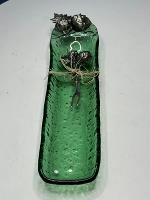 Vidrio reciclado verde con piezas de metal de alcachofa y un tenedor de talla Foto 1 de 4