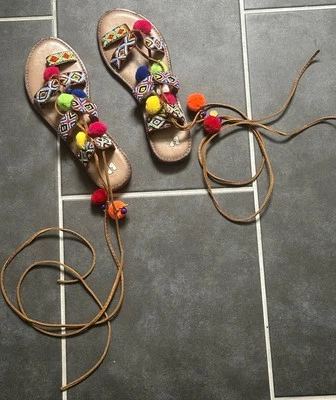 BP Multicolor Cuentas ~ Acento Pom Pom ~ Sandalias atar ~ Mujer EE. UU. Talla 9.5 ~ Lindas Nuevas sin caja Foto 1 de 4