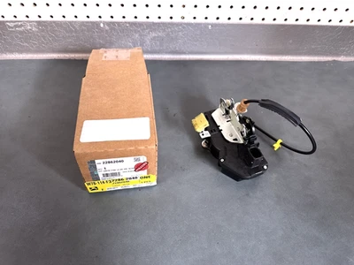 Оригинальная защелка задней водительской двери GM NOS 22862040 2011-2014 GMC Sierra 3500 HD - Изображение 1 из 2