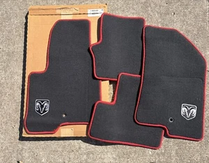 08-12 Juego Alfombrillas Alfombrillas Dodge Caliber Logo Mopar 82211425AC 82211424 Nuevas - Imagen 1 de 4