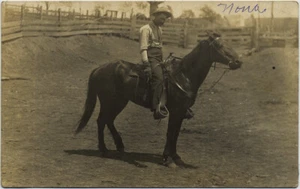 RPPC DESULTRY MÜDE UNGLÜCKLICH AUSSEHENDER COWBOY Nona zu Pferd im KOPPEL - Bild 1 von 3