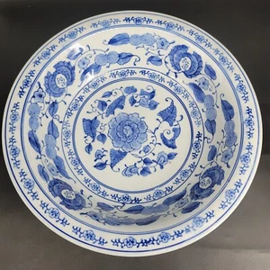 Antica grande ciotola porcellana orientale blu e bianca motivo floreale non marcata - Foto 1 di 7