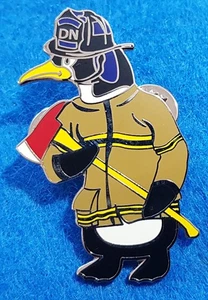 RARO HARD ROCK CAPITÁN REGGI PINGÜINO BOMBERO HACHA ROJA Y CASCO DN PIN CAFÉ - Imagen 1 de 1