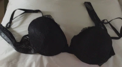 Sujetador de encaje con aros y copa acolchada negra talla 36C XOXO Foto 1 de 4