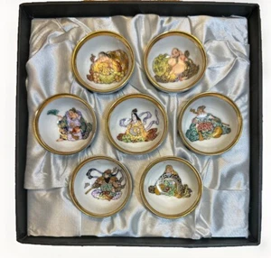 Kutani Ware Seven Lucky Gods tazze sake bordate oro antiche dieties barware Giappone - Foto 1 di 18
