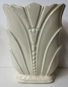 Shawnee Vintage Ivory/White Vase 7 1/4 inches tall Art Pottery 551 U.S.A. - Picture 1 of 2