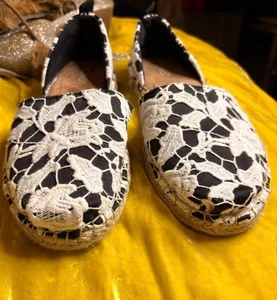 Toms Katalina Mujer US 8.5 Negro Blanco Floral Encaje Pisos - Imagen 1 de 7