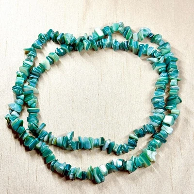 Collar de cuentas astilladas de madreperla teñidas con piedras preciosas genuinas, piedra extra larga - 36" Foto 1 de 4