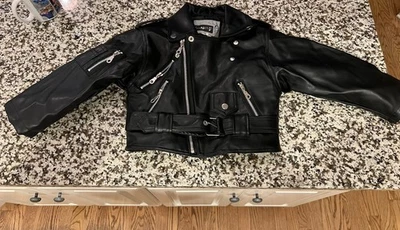 Usado en Excelente Condición Michael Jackson Deluxe Mal Disfraz Imitación Cuero Chaqueta 4T Cremalleras MJ Niño Pequeño Foto 1 de 4