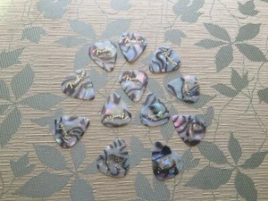 (A43) FENDER CASE CANDY ~ ORIGINAL CELLULOID MEDIUM PICKS - PACK 12 ABALONE - Picture 1 of 5