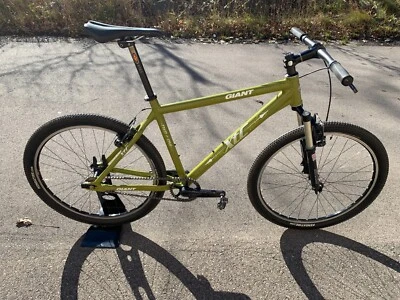 Bicicleta XC Giant Two 2 One Single Speed usada - llanta de 26" brk - Lrg/20" - ¡CUBIERTA! Foto 1 de 4